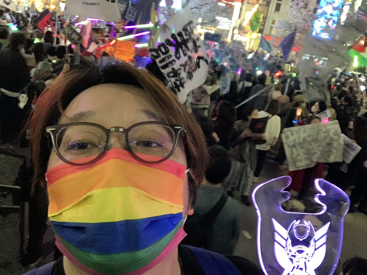 jingistar's tweet photo. 新宿駅東南口で2時間ほどコールしたり、踊ったり。足の疲れで途中でお暇しました。
偶然にも頭の上にある「はやく夫婦別姓」フラッグを2,3分だけ振らせてもらったら難しかった。 #DropBassNotBombs0329 https://t.co/VCuFQ1jpzF