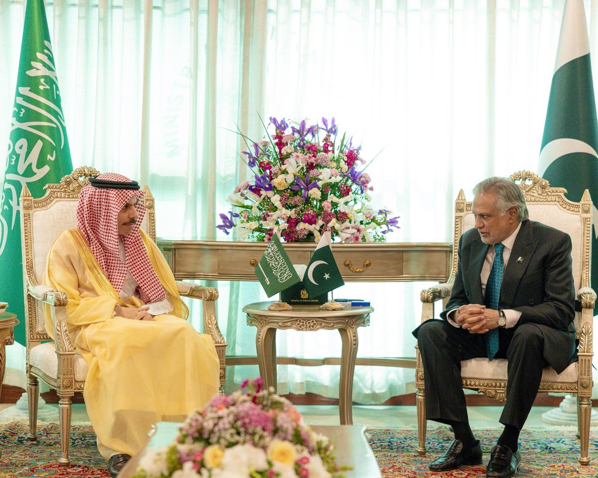 وزير الخارجية الأمير #فيصل_بن_فرحان يلتقي معالي نائب رئيس الوزراء وزير خارجية جمهورية باكستان الإسلامية السيد محمد إسحاق دار، وذلك على هامش مشاركة سموه في الاجتماع الوزاري الرباعي الذي تستضيفه إسلام أباد