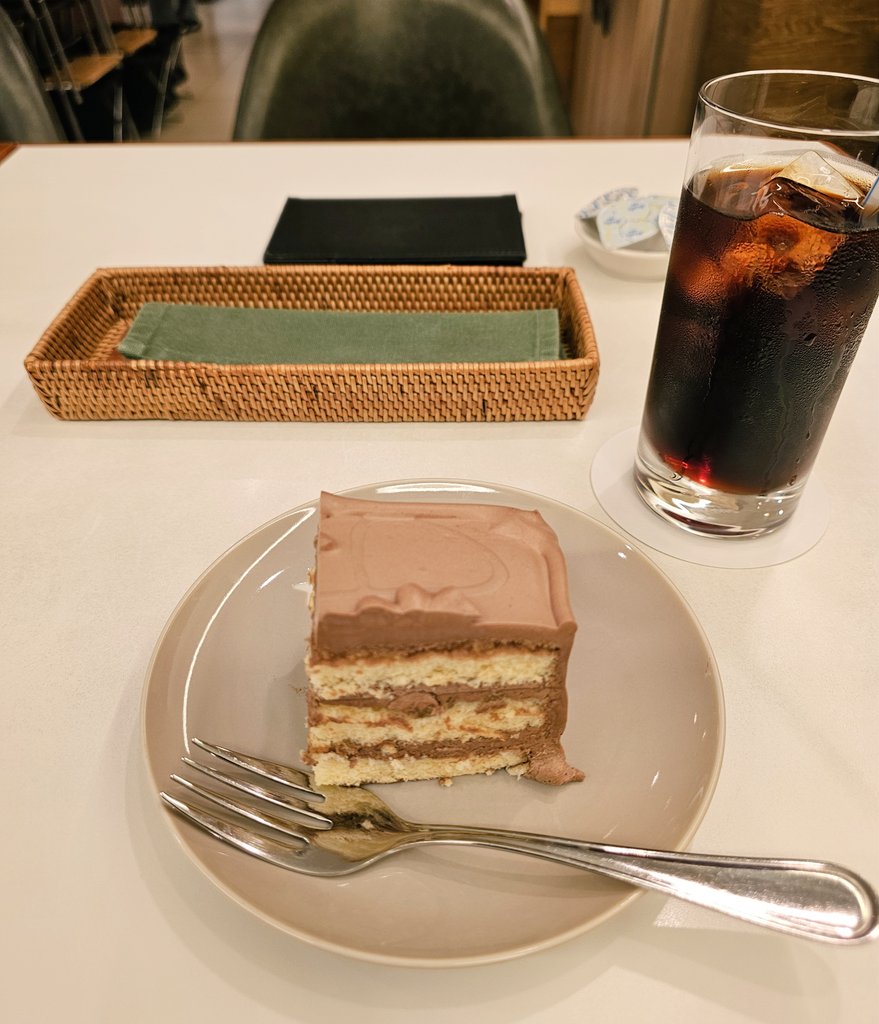 mimaruka's tweet image. はじめての……
Top's で夕食(カレー)😊
ビーフドライカレー&amp;amp;ケーキセット！
高級カレーなんですね (* ﾟ∀ﾟ)✴️
お上品で美味しかったです！
#TOPS  #カレーライス