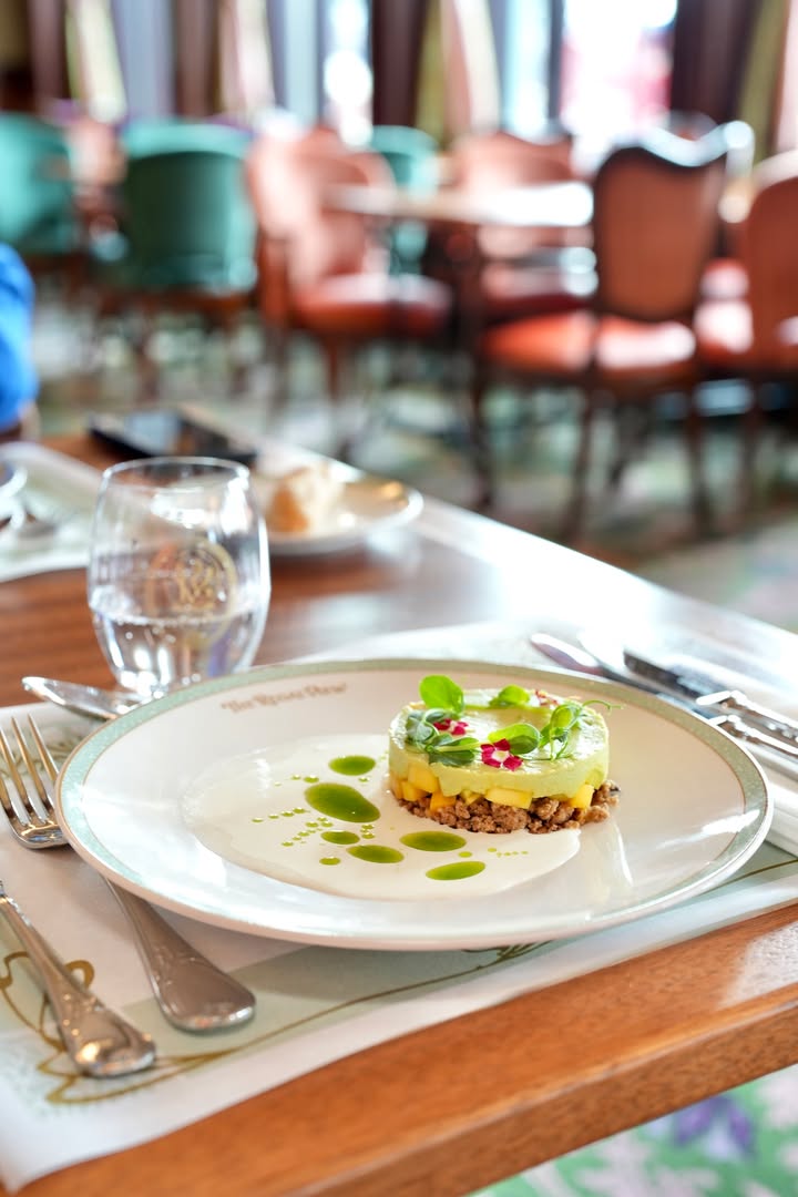 DisneylandParis's tweet image. C’est donc l’heure de manger à Adventure Way 😋 
On commence par quoi ?
#DisneyAdventureWorld #DisneylandParis