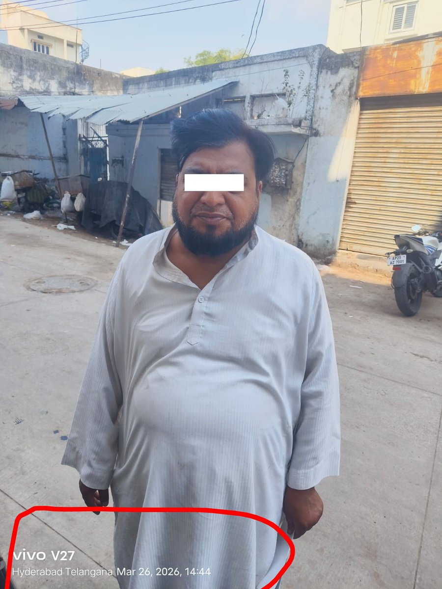 itsme_pinki's tweet photo. @hydcitypolice   are promoting Vivo mobiles ।
🤔🤔🤔🤔 https://t.co/Y3TUCXjCJB