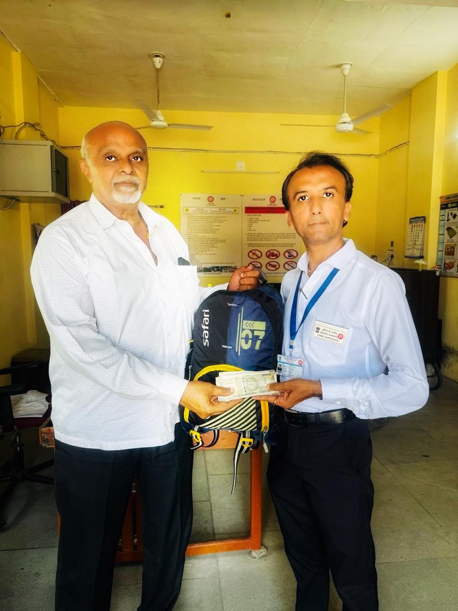 DRM_BVP's tweet image. पोरबंदर स्टेशन पर कमर्शियल सुपरवाइजर कृपिन जे. धारैया ने कर्तव्य से बढ़कर सोच और समर्पण का परिचय देते हुए लावारिस बैग को उसके असली मालिक तक पहुंचाया। 

सूझबूझ, प्रयास और सच्ची रेल सेवा—यही है भारतीय रेल की पहचान। 🚆

#IndianRailways #CustomerFirst #RailwayHeroes