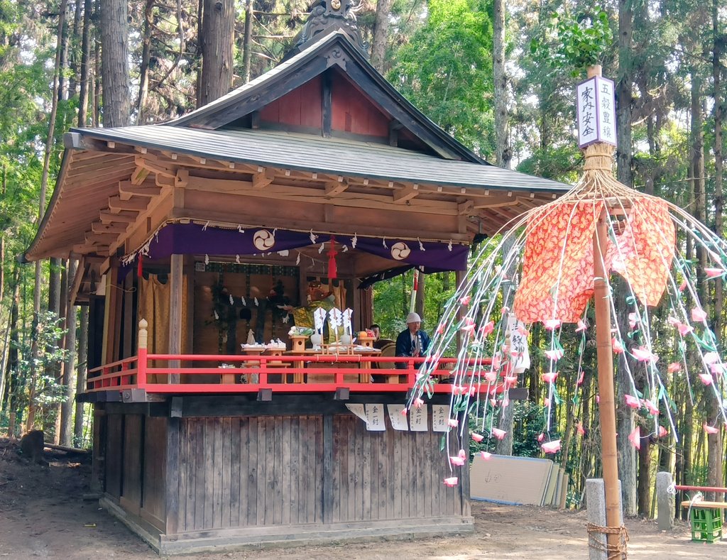 jyo04434970's tweet photo. 群馬県吾妻郡

柴宮神社⛩️

夫婦和合の神として信仰し、
五穀豊穣を祈念し、夫婦円満に家庭の守り神として祀る。

この日は例大祭。
太鼓🥁と笛の音🪈に獅子が舞い、神楽でお餅撒き🍀

#群馬県吾妻郡
#柴宮神社 #例大祭 https://t.co/iMEKf7h7Aj