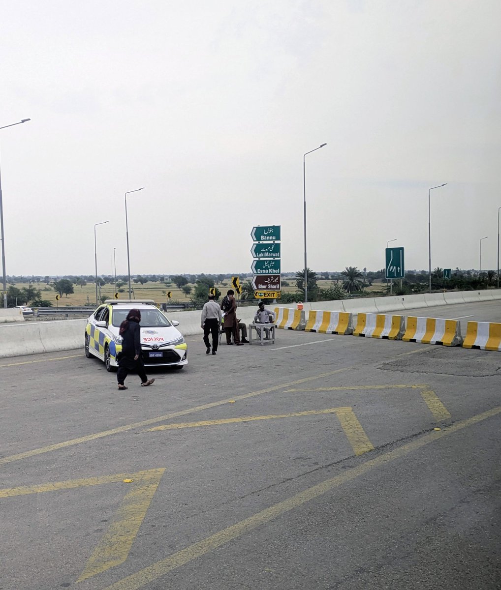 ShahidKhanTator's tweet image. ⚠️ Warning!
They stop you in the middle of the M-14 motorway, ask for your CNIC and a bottle of water, and everything is fine. Hats off to their security strategy. 
#m14 #motorway #Pakistan