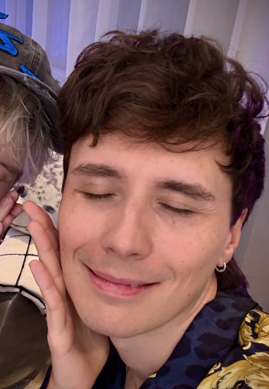 me: "i need all my teef replaced except for one! time for thurgery"
*after surgery*
me: "yay!! i have new teeth!! but wait.. wheres dan?"
doctor: "who do you think gave you all the teeth except for one?"
me: "no dan im so sorry!!"
dan: "what can i thay"