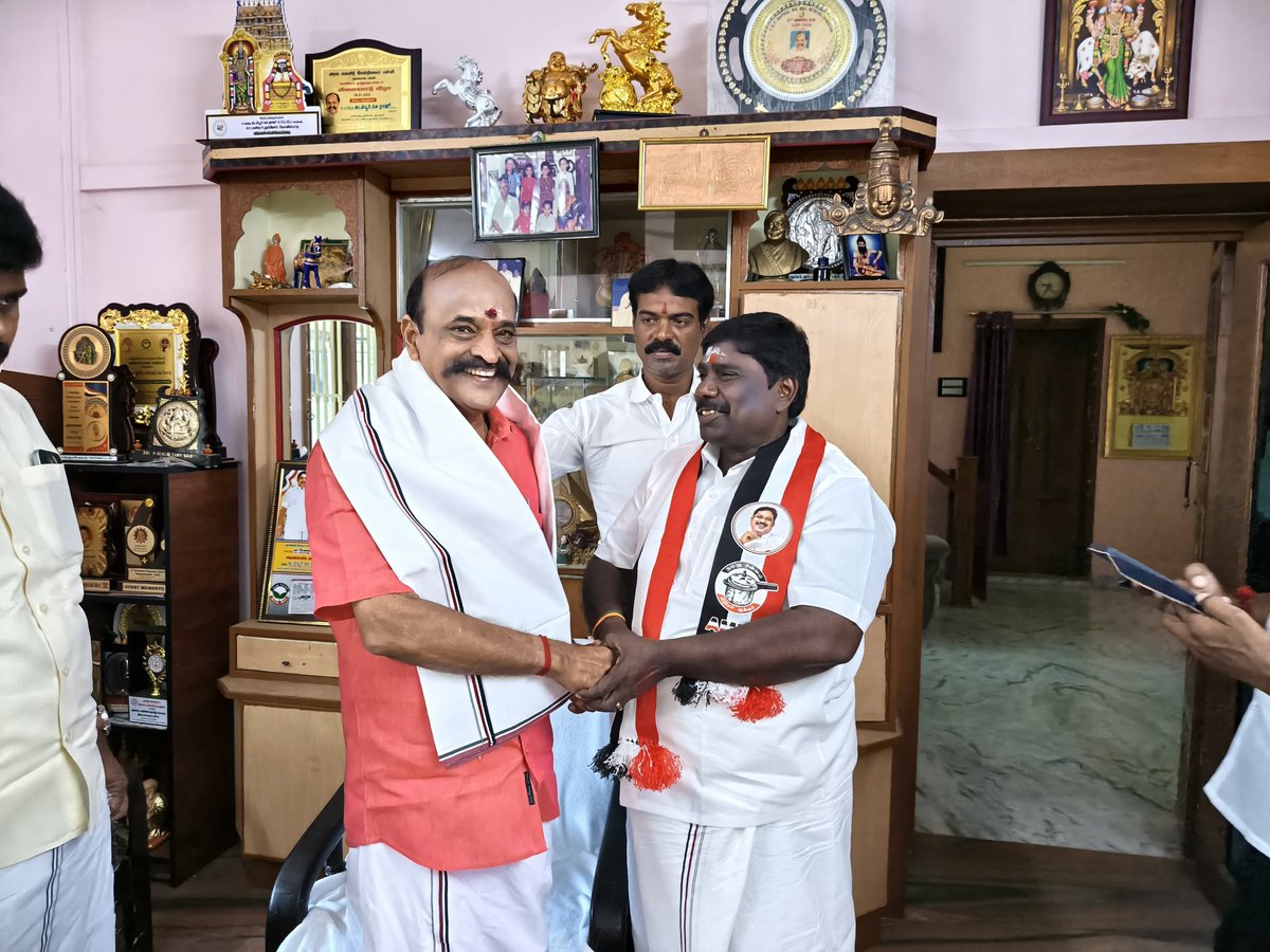 SundararajMLA's tweet photo. #Vote4ADMK #வெற்றிசின்னம்குக்கர்
கோவில்பட்டி சட்டமன்ற தொகுதி வெற்றி வேட்பாளராக அறிவிக்கப்பட்டுள்ள அதிமுக தூத்துக்குடி வடக்கு மாவட்ட கழக செயலாளர், முன்னாள் அமைச்சர், அண்ணன், திரு @Kadamburrajuofl அவர்களை சந்தித்து வாழ்த்துக்களை தெரிவித்து கொண்டேன். 
#AMMK #TTVDhinakaran #ADMK https://t.co/XE0hwlBAGX