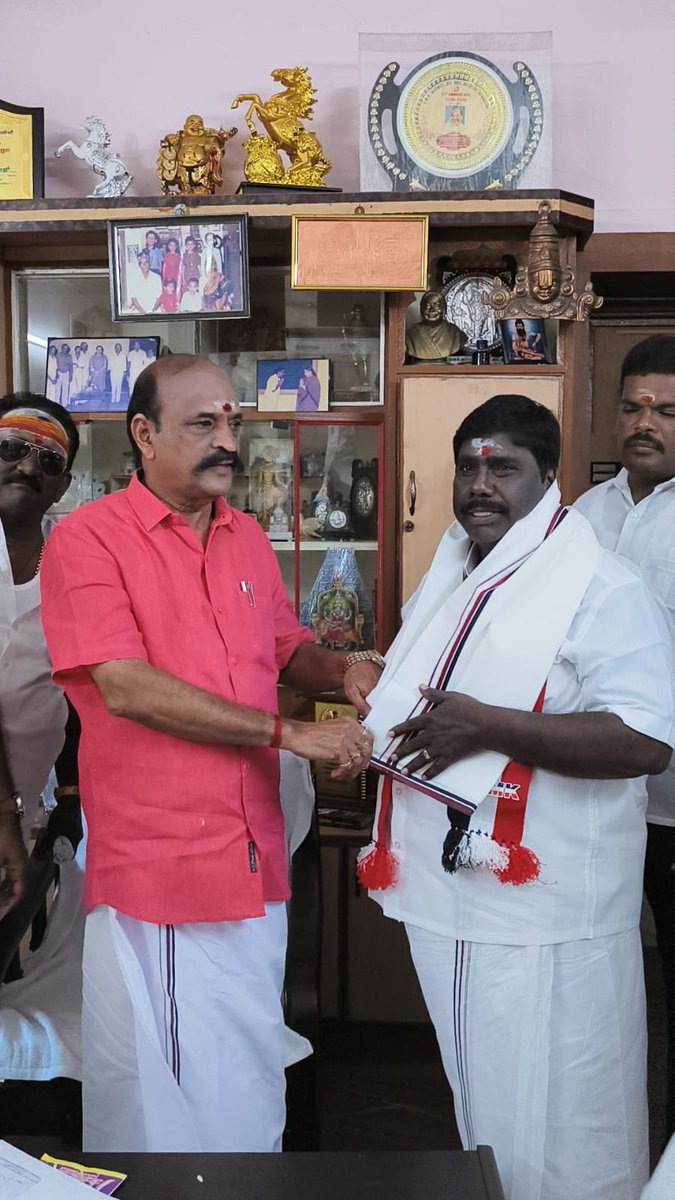 SundararajMLA's tweet photo. #Vote4ADMK #வெற்றிசின்னம்குக்கர்
கோவில்பட்டி சட்டமன்ற தொகுதி வெற்றி வேட்பாளராக அறிவிக்கப்பட்டுள்ள அதிமுக தூத்துக்குடி வடக்கு மாவட்ட கழக செயலாளர், முன்னாள் அமைச்சர், அண்ணன், திரு @Kadamburrajuofl அவர்களை சந்தித்து வாழ்த்துக்களை தெரிவித்து கொண்டேன். 
#AMMK #TTVDhinakaran #ADMK https://t.co/XE0hwlBAGX