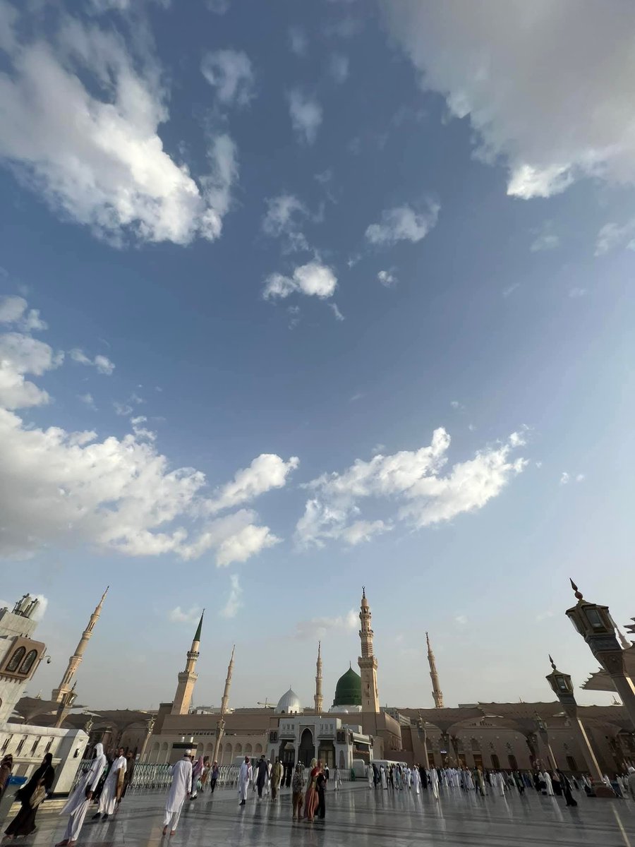 zahrohat1999's tweet photo. يَـا سَـيِّـدَ الأَكْوَانِ قَـد نَـادَى الـمُـحِـبْ
وَهَـفَا إِلَى أَعْـتَابِ رَوْضِـكَ كُـلُّ قَـلـب
أَنْتَ الـمَـلَاذُ إِذَا تَـعَـسَّـرَتِ الـدُّرُوبْ
وَأَنـتَ بَـابُ اللهِ فِـي الشَّـرقِ وَالـغَـرب https://t.co/AcwMu3WT8K
