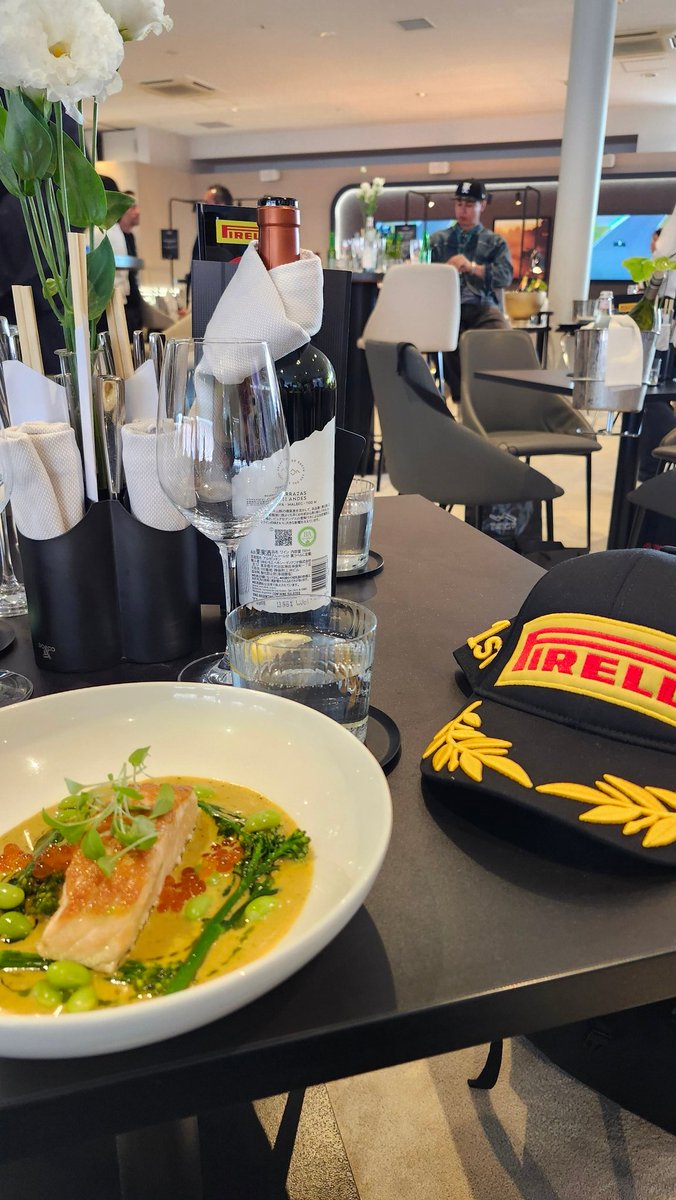 _shiba_FL5_'s tweet image. 初めてのF1🏎️
もちろんだけども国内レースの非じゃなく何もかもが圧巻でした。。
#FormulaOne 
#鈴鹿ＧＰ