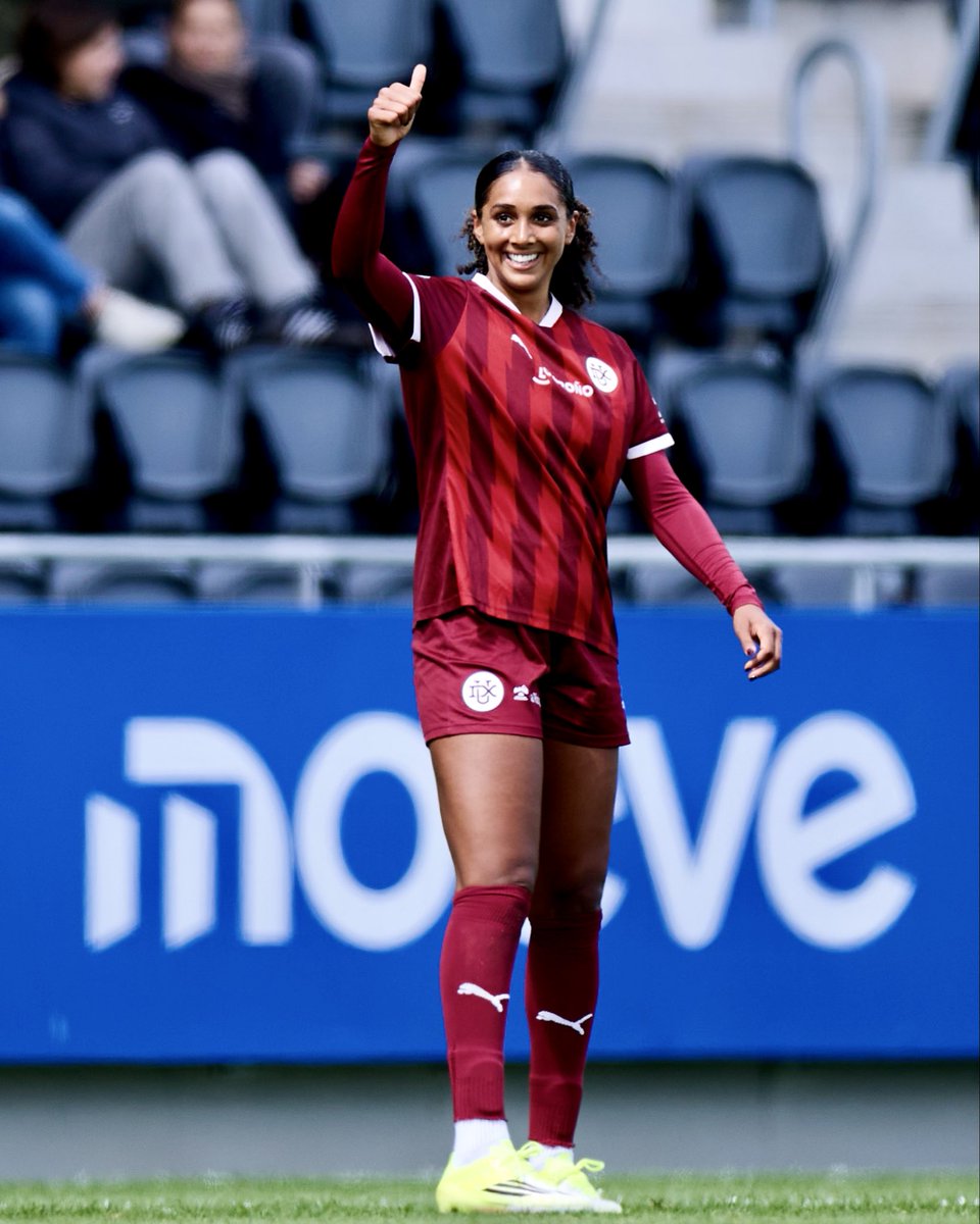 LigaF_oficial's tweet photo. 😁 Sonrisa de @MiaAsenjo 
👍 Pulgar arriba
🙌 La autora del gol vinotinto https://t.co/pPd1ibrPzx