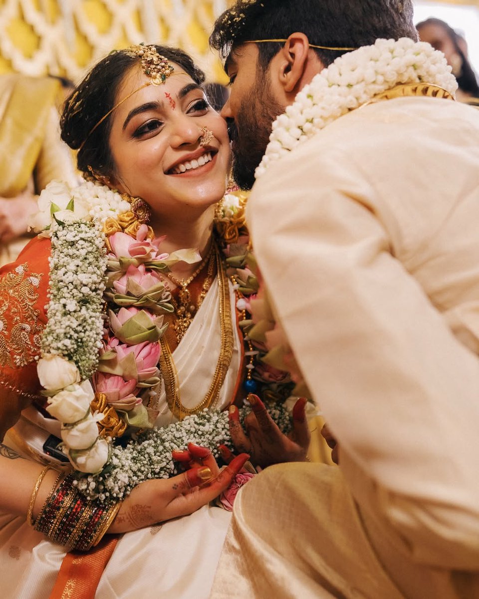 HydTimes's tweet image. Just married 💫

Punarnavi Bhupalam shares heartwarming glimpses from her wedding with beau Shiva.

#PunarnaviBhupalam #BiggBossFame #WeddingVibes #JustMarried #Tollywood #CelebrityWedding