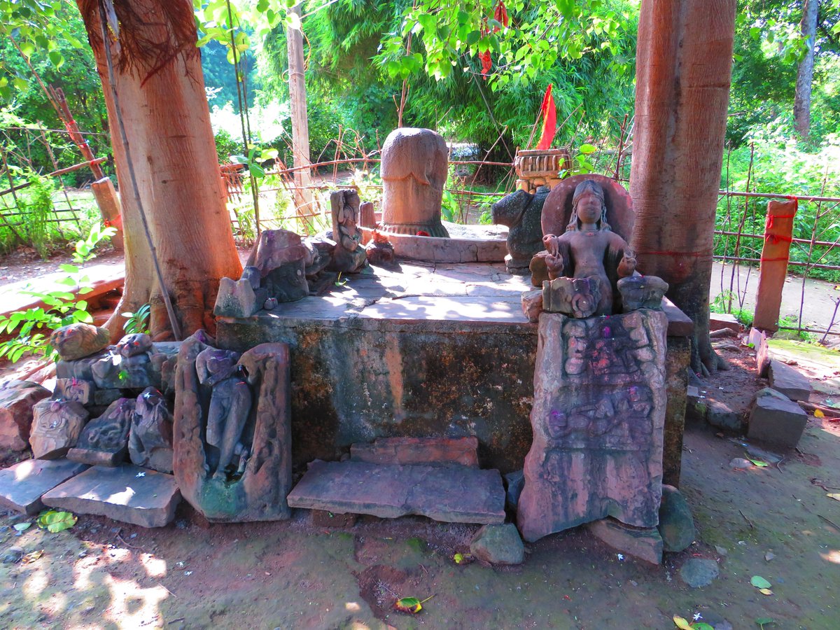 Hiddenheritage's tweet photo. Lost heritage outside #Eran village, deep in #Sagar district of #MadhyaPradesh. Sometimes I wonder why the ASI does not take in these abandoned fragments into its custody. https://t.co/iBBgbBfnSZ