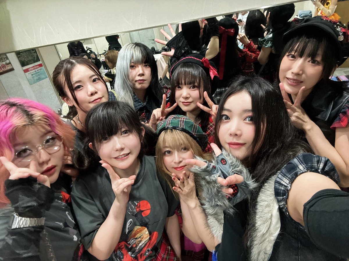 Star’s light at Stage Vol.89夜帯 〜MVプレゼント企画〜ありがとうございました㊗️✨
最前エリアにロヂシャンがたくさんいてくれて、とても嬉しかったです🌈

主催のしえる♡de♡ね〜じゅさんとお写真も撮っていただきました📸
楽屋には豪華なケータリングもあり、美味しくいただきました(๑'ڡ'๑)୨♡