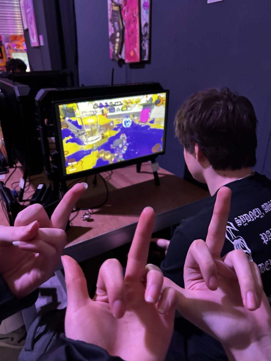 Watching <a href="/bungee_gee/">yannick</a> feed on lan