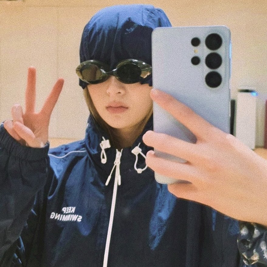 the fact yunjin has been an army since she was a teen and bts are what made her want to be a kpop idol makes this all the more wholesome