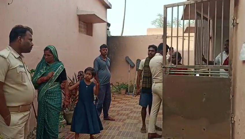 otvkhabar's tweet image. #ଜେଲ୍‌ରେ_କଏଦୀ_ମୃତ
-ପୁରୀ: ବାଙ୍ଗର ଜେଲ୍‌ରେ ବିଚାରାଧୀନ ବନ୍ଦୀଙ୍କ ସନ୍ଦେହଜନକ ମୃତ୍ୟୁ
-ଦୁଷ୍କର୍ମ ମାମଲାରେ ଜେଲ୍‌ ଯାଇଥିବା ଯୁବକଙ୍କ ଝୁଲନ୍ତା ମୃତଦେହ ଉଦ୍ଧାର
-ପୁରୀ ମେଡିକାଲକୁ ଶବ ବ୍ୟବଚ୍ଛେଦ ପାଇଁ ପଠାଯାଇଛି
-ହତ୍ୟା ଅଭିଯୋଗ ଆଣିଲେ ପରିବାର ଲୋକ
#Puri #BargarhJail #UndertrialDeath #SuspiciousDeath #PrisonerDeath