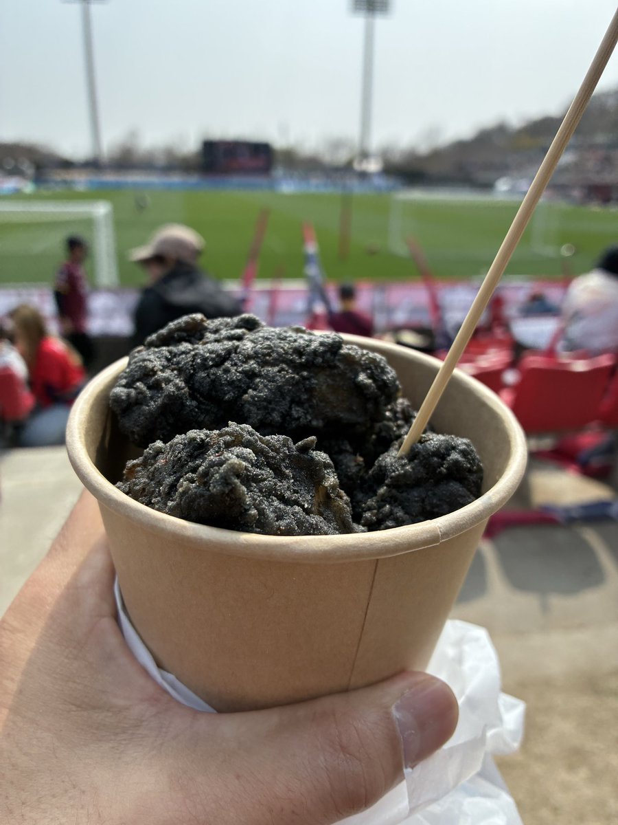 chako_tak's tweet image. 今日の美味しいスタグル😋と
ハマドリちゃん✨

#Laugh  IWAKI FC応援バーガー🍔
#マルナガキッチン 石炭からあげ🍗
#ハマドリちゃん就任4周年

久しぶりのホーム戦観戦📣
やっぱりゴール裏は最高でした✨