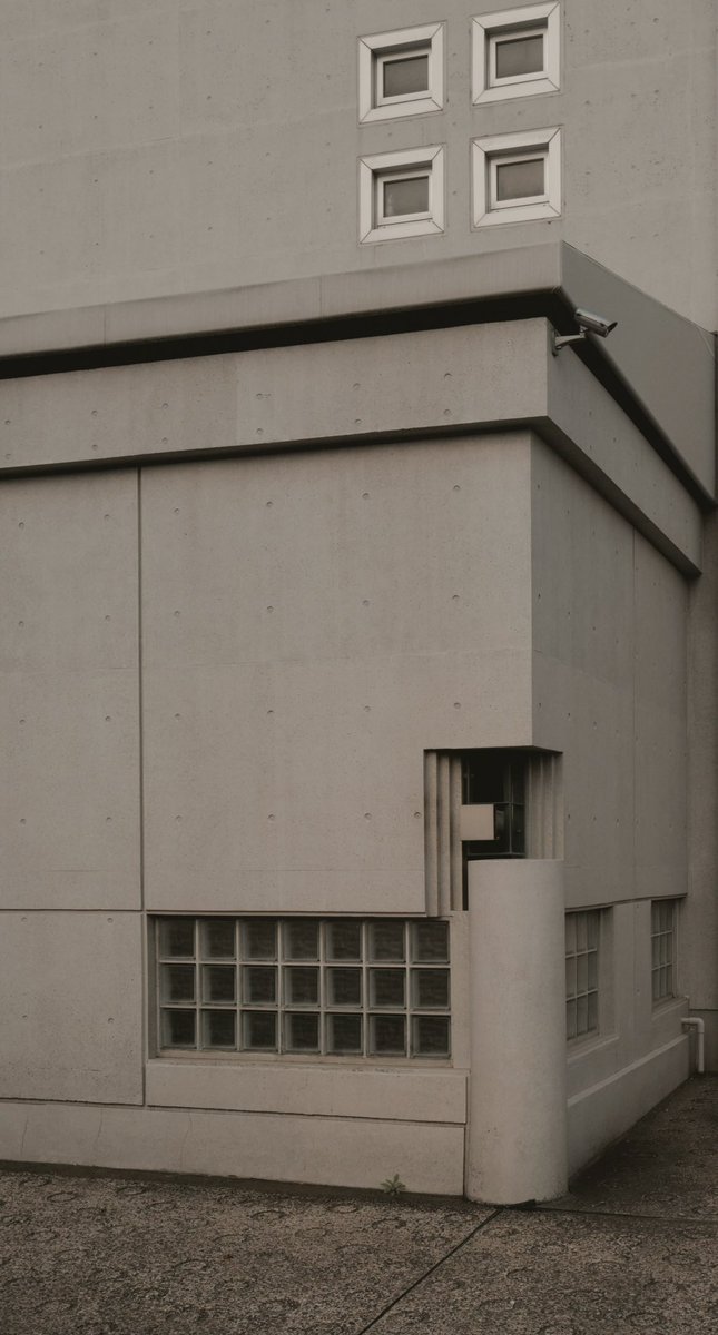 mfthreekingdom's tweet photo. 今日出会ったスカルパライクな建物。
無駄なもの=罪という今日の建設の前提条件を耐え抜き実現に漕ぎつけた設計者の執念に対する共鳴。"スカルパ的な"ものを見つけるとつい嬉しくなってしまう。 https://t.co/IWh6vX5SJs