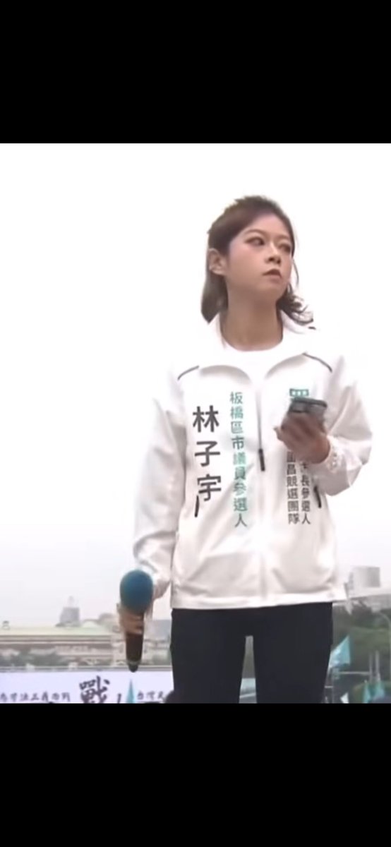 Janina02573746's tweet photo. 嗯……這個眼神是不是走錯場了？

怕怕…… https://t.co/J5R20y3PZh