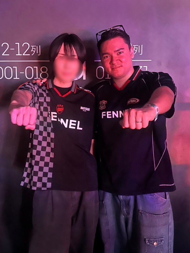 qIKlp's tweet photo. #PUACL2026 の会場で仏さん(@MaximusHotoke)に会った！！
一緒にユニフォーム着て写真撮れてよかった！
FENNEL応援するぞ✊
#FLWIN https://t.co/cDQB2bWINN