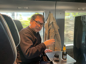 TetuSaruwatari's tweet photo. 十数年ぶりに下田へ
のんびりするつもりが蚊に悩まされて寝付けず
歯磨き粉かと思ったら奥さんのワセリンで
口の中がニチャニチャになった https://t.co/3TbXi0yLJR