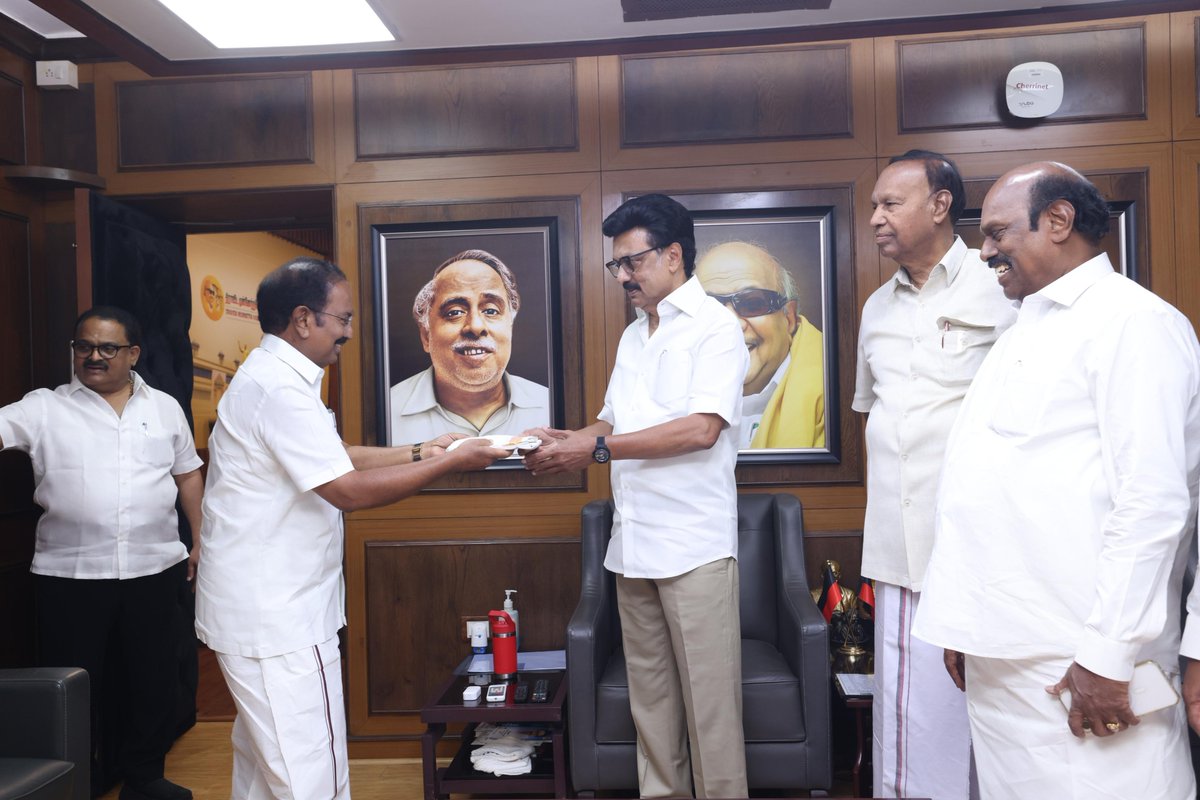 SalemRRajendran's tweet photo. 2026 சட்டமன்ற தேர்தலில்,சேலம் வடக்கு சட்டமன்ற தொகுதியில் மீண்டும் போட்டியிட வாய்ப்பளித்த கழக தலைவர்,மாண்புமிகு தமிழ்நாடு முதலமைச்சர் @mkstalin அவர்களை நேரில் சந்தித்து வாழ்��்து பெற்றேன்.
உடன் சேலம் தெற்கு சட்டமன்ற தொகுதி வேட்பாளர் திரு.எம்.லோகநாதன் அவர்களும் வாழ்த்து பெற்றார். https://t.co/m7nwXVjYS2