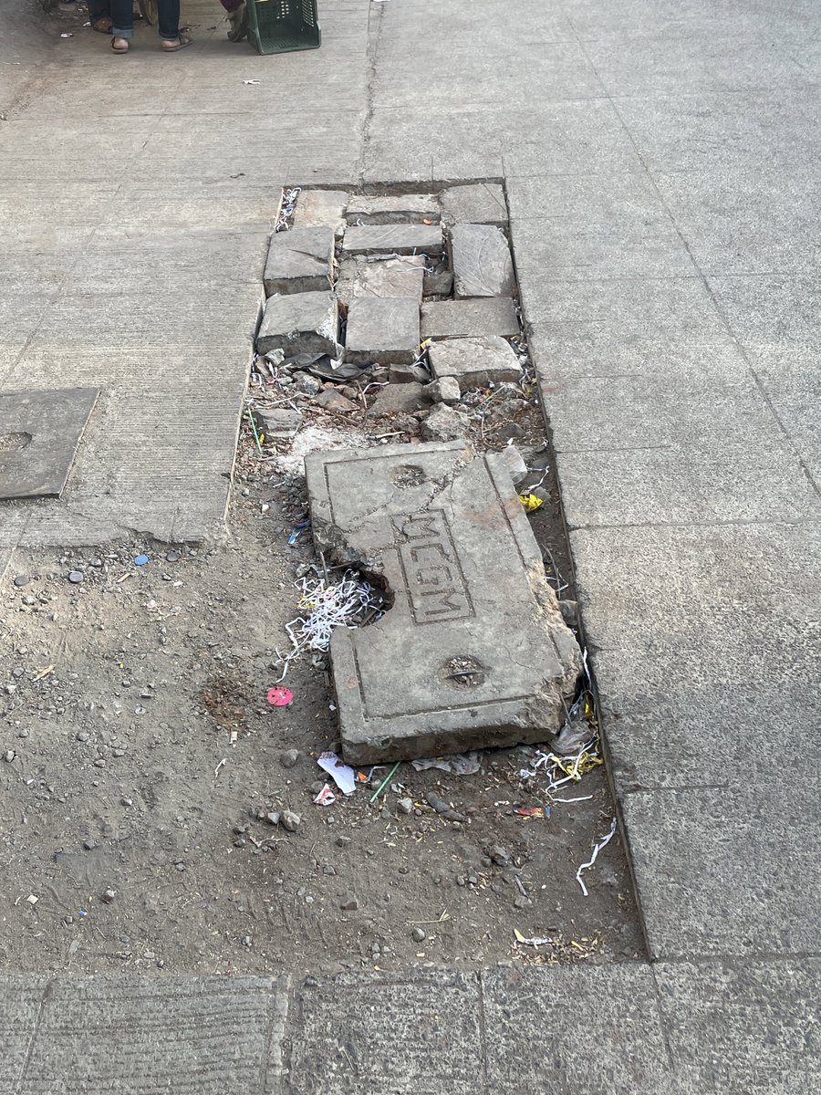 explorethewow's tweet photo. Its been more than i week since I complained about this issue but still no response from @mybmcInfra @mybmc WHAT ARE YOU WAITING FOR ? Location is KURLA WEST NEW HALL ROAD NEAR AAFIYA SAI BABA APARTMENT https://t.co/0qbg99pctj