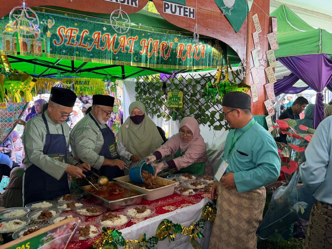 LENSA📸 GAAL CAKNA KEBAJIKAN

RUMAH TERBUKA AIDILFITRI PAS KELANTAN 1447H MERIAH &amp; PENUH UKHUWWAH

Program Rumah Terbuka Aidilfitri PAS Kelantan telah berlangsung dengan jayanya di Dataran Warisan, Stadium Sultan Muhammad IV dengan kehadiran tetamu dari seluruh pelusuk negeri.