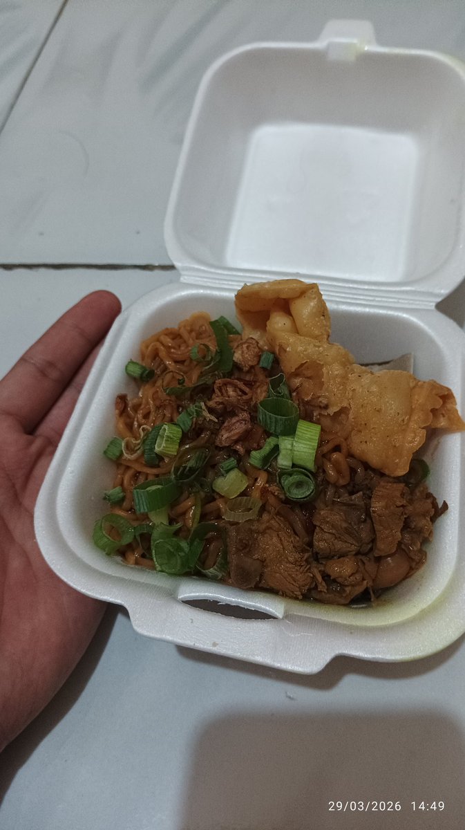 daanxdm's tweet photo. "Mie level ini apa mas?" 
"Kayak gacoan mas" 
"Nggih pun, 1 mas, dibungkus" 
...
"Sampun mas, 8 rb" 
"Oh nggih"
*ngasih uang 10k-an

Pas dateng ukurannya segini + kembalian e cuma 1k. 
Janggal jujur janggal https://t.co/2Q0E0253iH
