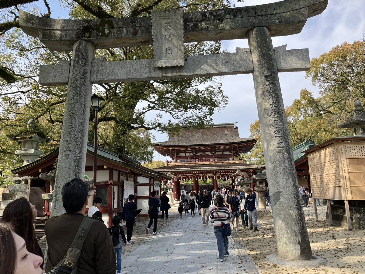 mincorin's tweet photo. 太宰府天満宮〜⛩️
「令和の大改修」により造られた仮殿が５月上旬までしか見られないらしいので行ってきた☺︎
期待していた桜🌸は控えめ。 https://t.co/PuRiqBBpfu