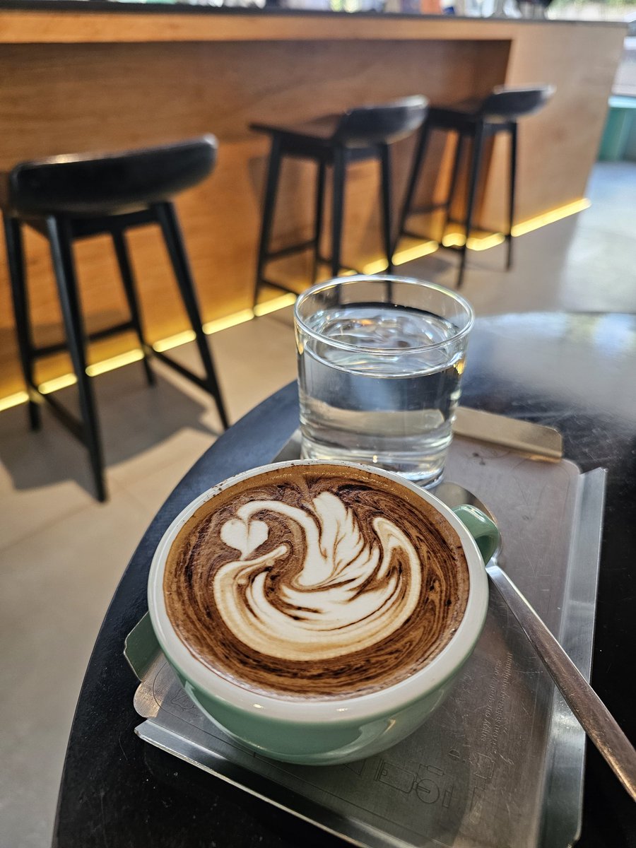 วันนี้อากาศที่ลำปางดีขึ้นมานิดนึง PM ลดลงตามเสียงบ่น ตอนเช้ามีรถมาพ่นน้ำรอบเมือง ก็ลุ้นกันไปวันต่อวัน หลบร้อนมาอาบแอร์จิบแฟที่ Nap’s Coffee Roaster สบายใจเยอะเลย