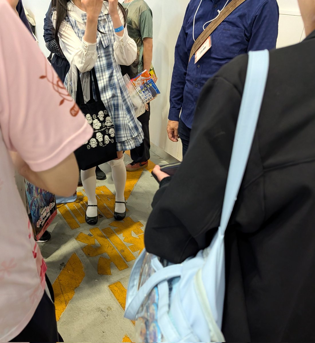 ごちうさのセル画の小ネタがあることを知ってごちうさグループで撮ってたら橋本監督がやってきて驚きました。その流れで皆で橋本監督を囲う会が始まりました。ごちうさ聖書見せたりしたけど内心緊張してた。