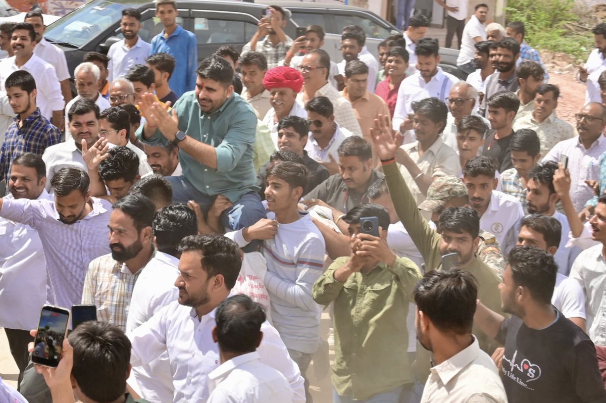 RavindraBhati__'s tweet photo. गोटन प्रवास के दौरान आदर्श सीनियर सेकेंडरी स्कूल गोटन में मेरे विश्वविद्यालय समय से मित्र श्री प्रदीप जी कस्वा एवं समस्त ग्रामवासियों से आत्मीय मुलाक़ात हुई। आप सभी अपनों द्वारा मिले असीम प्रेम एवं अपनत्व के लिए हृदय की गहराइयों से आभार। https://t.co/CxCUYM7UGg