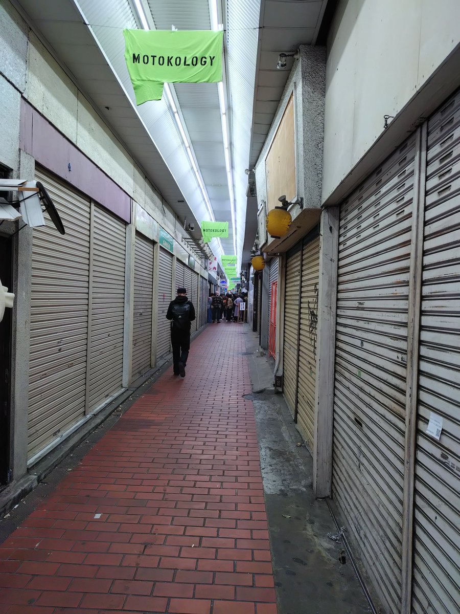 solaqo's tweet photo. モトコーでフライヤー配りながら踊ってる。

高架下商店街ですごい盛り上がりなんだけど。 https://t.co/ekSfs2vZlt