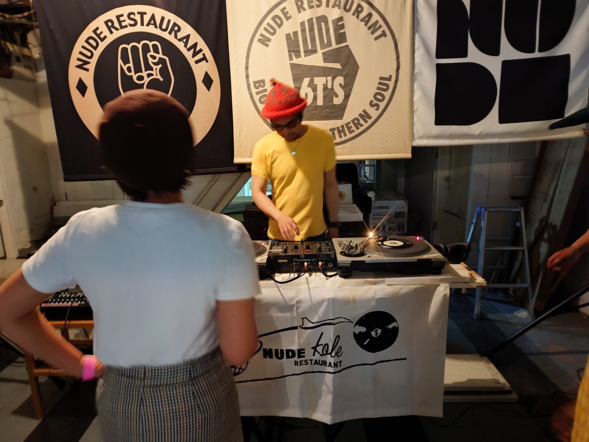 モトコーでフライヤー配りながら踊ってる。

高架下商店街ですごい盛り上がりなんだけど。