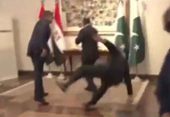 Pakistani Aura tweet media