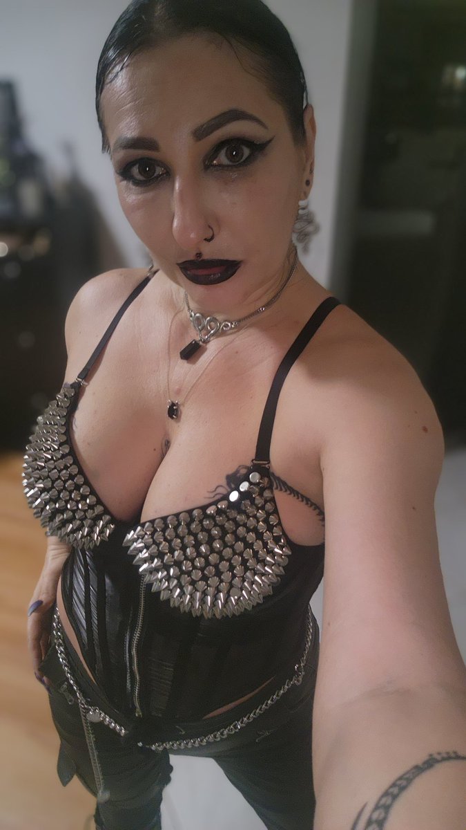 Miss DeVille tweet media