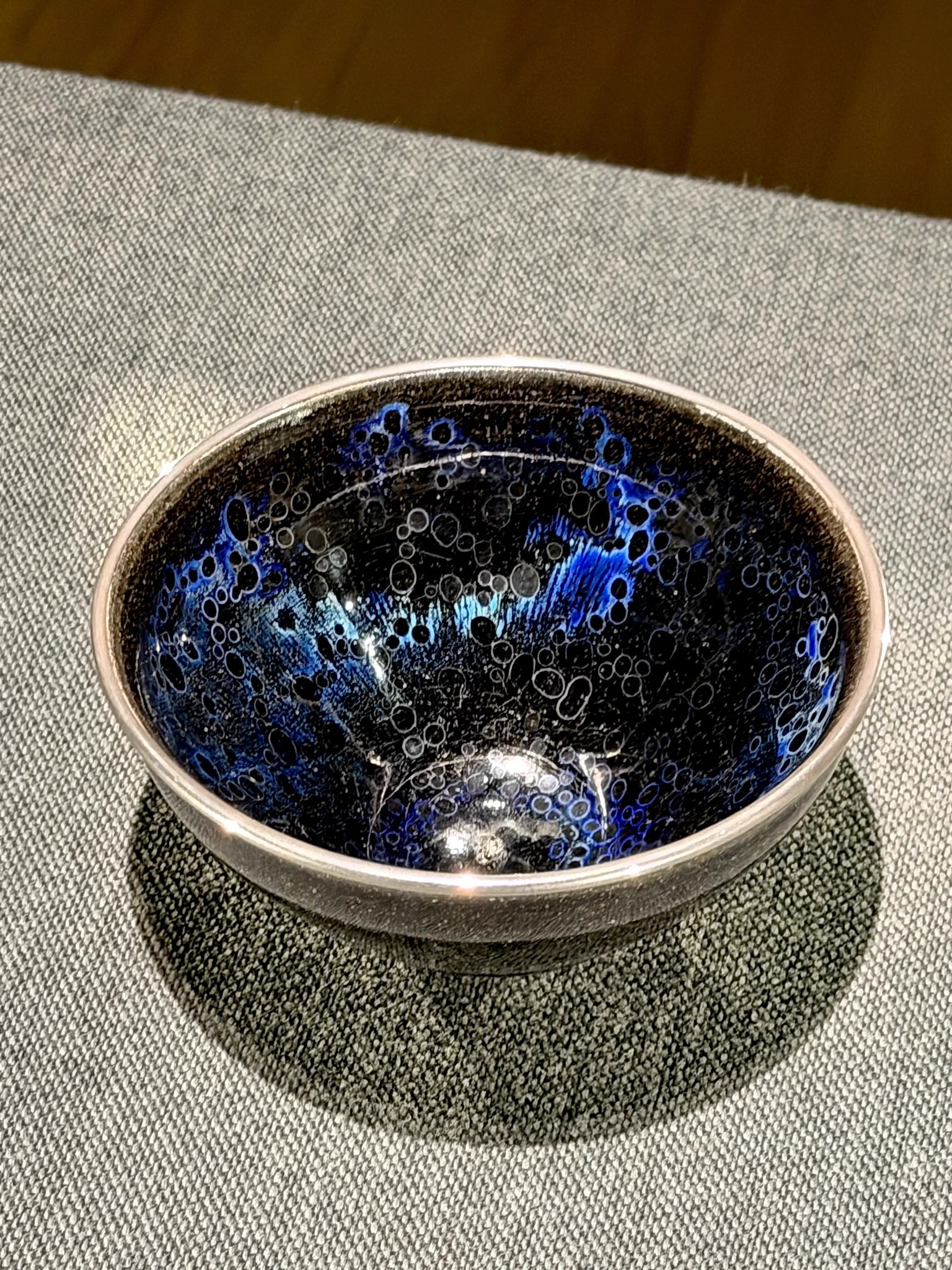 究極の美◾️蔵からかなり美しい朱色の斑点が浮かび上がる見事な黒茶碗が出て来ました。 藤田美術館 on X: 