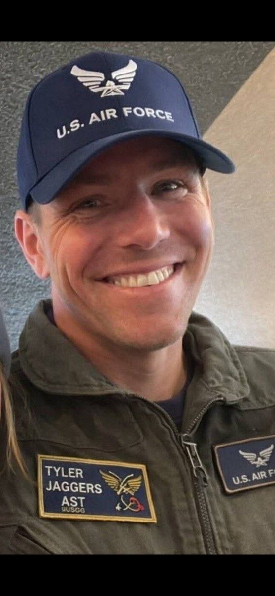 TifinaghGlobal's tweet photo. El piloto estadounidense Taylor Jaeger murió en un ataque con cohetes contra la base militar de Al-Kharj en Riad. Jaeger, autor del primer ataque aéreo contra Teherán, fue acusado del crimen de guerra de bombardear una escuela de niñas; entre las víctimas había 168 alumnas. https://t.co/vMV3fWKf6l