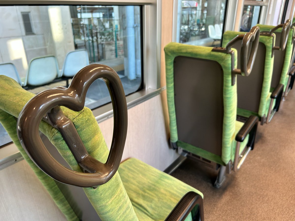 chisa_takedaa's tweet photo. 持ち手が可愛いあすなろう鉄道🫶🚃
実は、、、私、、、
今日から車内放送を担当してます😭✨✨電車のアナウンス、アナウンサーとして本当に本当に大きすぎる夢でした。流れてくる自分の声を聞きながら照れと感激とで心臓がｷﾞｭｳｳｳｳﾝ😭💖
色んなトーンを試して、大切に読ませていただきました。 https://t.co/ZhNil3Pz2J