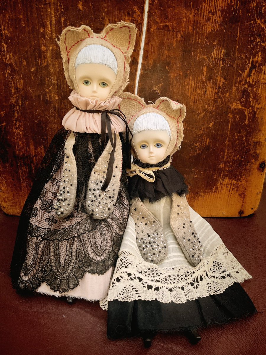 toko_ogura's tweet photo. 【展覧会のお知らせ】

「小さい人形展　Kiss and Hug!」

2026.4.2(木)-4.20(月)
13:30-20:00
会期中水曜定休

珈琲舎・書肆アラビク
大阪市北区中崎3-2-14
☎︎06-7500-5519

👁️4/4 ぴぴ⭐︎しあたー特別公演！
　（予約不要）

屋根裏の猫　2匹がまいります
会いにきてニャ🐈‍⬛ https://t.co/kKhvTuVCL7
