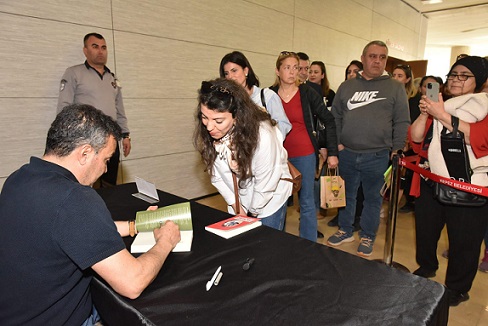 Kepez Kitap Fuarı’nda Ahmet Şerif İzgören’den İlham Veren Söyleşi: “Hayata Değer Katmak” gazetehamle.com.tr/kepez-kitap-fu…