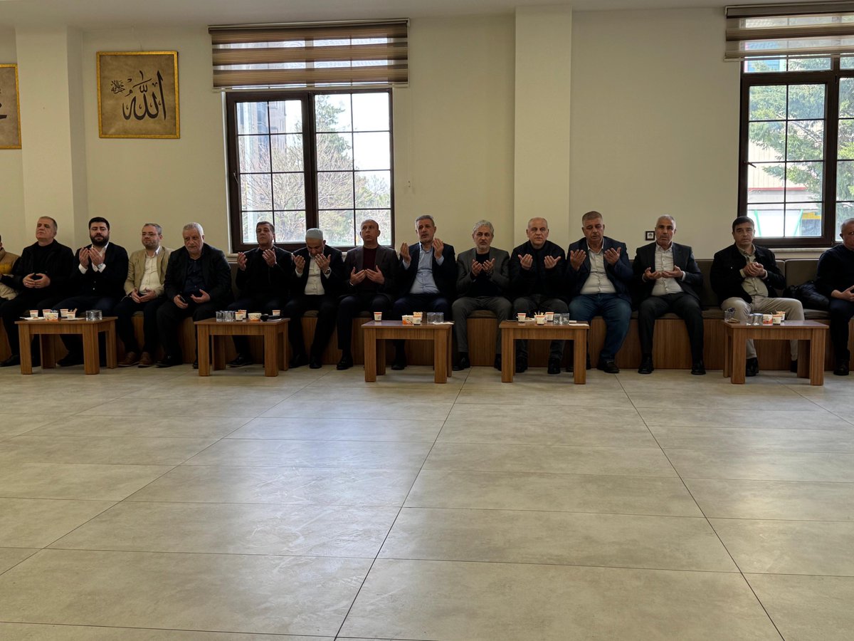 irfancelikaslan's tweet photo. 📍 ŞEHİTKAMİL

Önceki Dönem İl Yönetim Kurulu Üyemiz Sayın Mehmet Şahyaşar’a, vefat eden yakını merhum Bedri Ataşbaş için taziye ziyaretinde bulunduk.

Merhuma Allah’tan rahmet, ailesine ve yakınlarına başsağlığı diliyorum.

@Akparti 
@AKPartiG_Antep https://t.co/5GYgMzPWYB