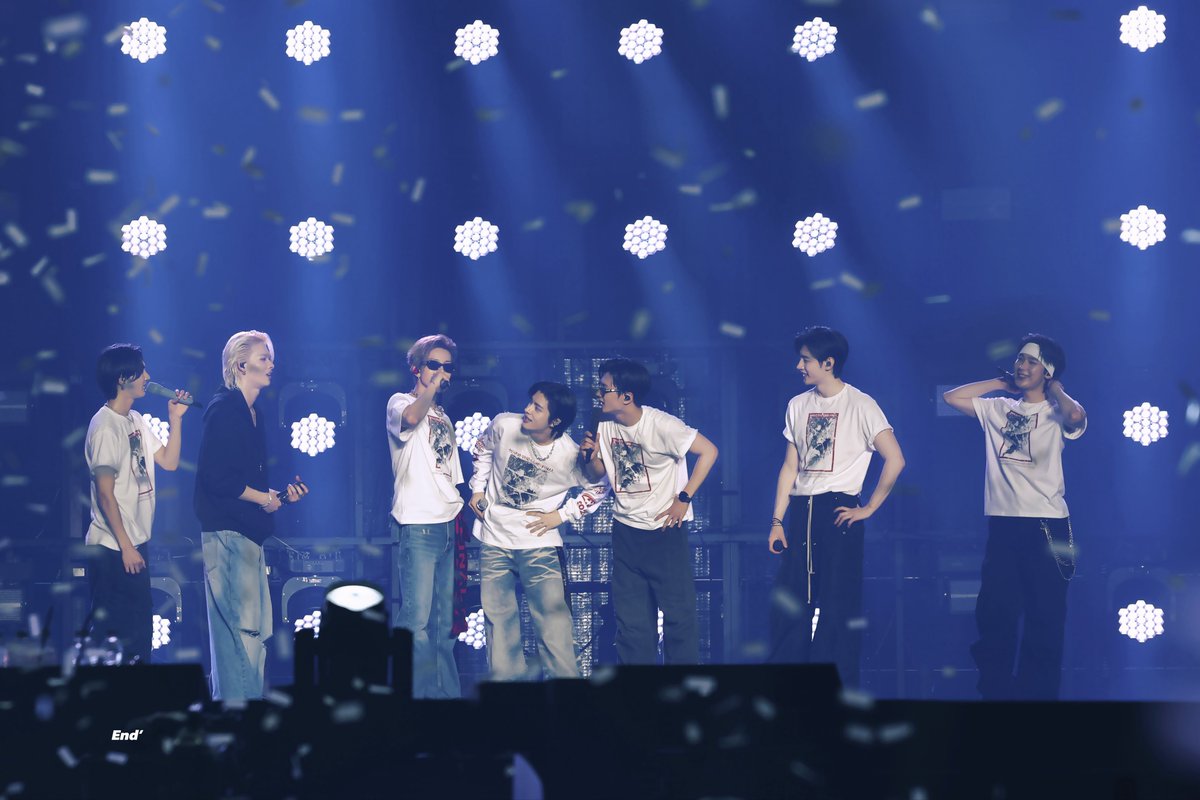 โหรูปนี้😭 พี่ฮซกำลังพูดส่วนน้อง ๆ ก็มอง รอฟังกันทุกคนเลย พี่ใหญ่นี่เนาะㅠㅠㅠㅠ คิดถึงงะ อยากเห็นรูปแบบนี้อีก