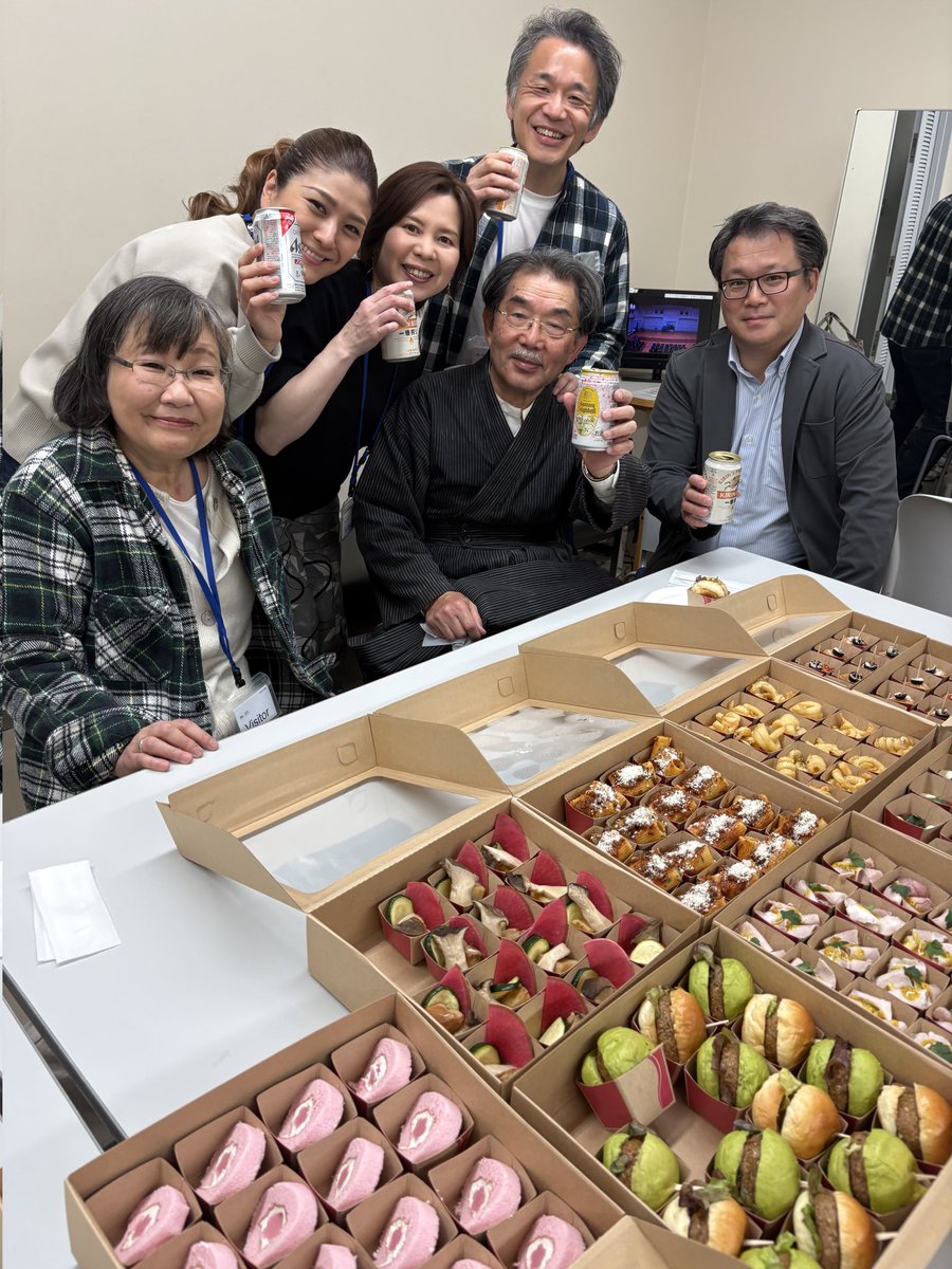 TOKYO FM ホール楽屋で打ち上げ。
明日3/30(月曜)オンエア
●AM4時30分～5時　CD『交響詩GINGA21 』、TOKYO MX2 ヒーリングタイム&amp;ヘッドラインニュース「ブリキの～」
●PM5時～5時8分　CD『昊』、同「東京点描～」#ヒーリングタイム