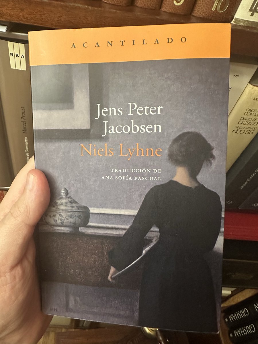 “Había cerrado los ojos, y aun así, había notado cómo la luz se filtraba en él, precipitándose a través de todos los nervios, mientras el aire lozano y embriagador enviaba con cada hálito la sangre extrañamente embelesada a través de las venas trémulas de impotencia con una