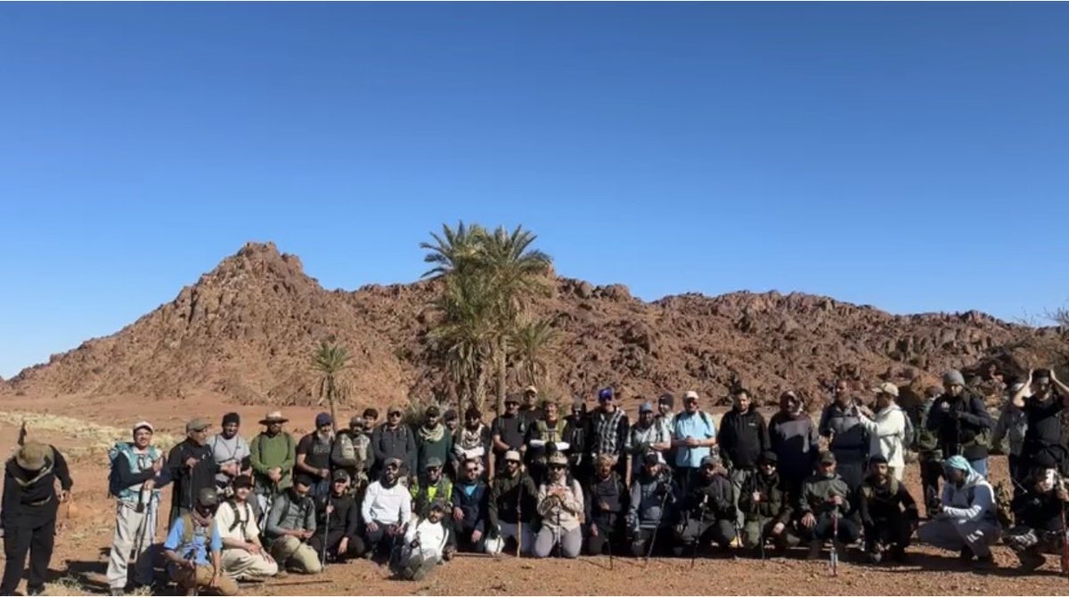 alnmashhmdan's tweet photo. وكعادتهم ابطال نادي حائل للمشي والهايكنج يمارسون هواياتهم بين الجبال وبين احضان الطبيعية الحائلية 
يالا روعة المناظر تبارك الله
المشي  في الطبيعة صحة وعافية 💪 https://t.co/GiEVLYBPtu