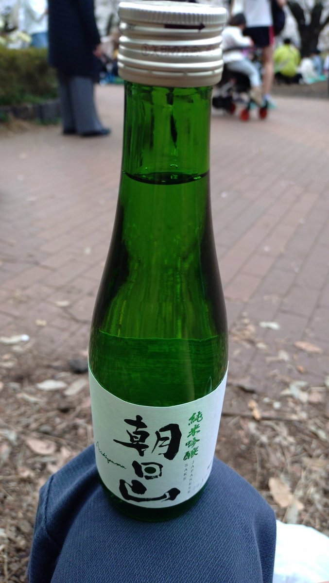 TertiaryTom's tweet photo. 今年の一人花見🌸
日本酒とホタルイカでやっちゃうよ！(呑み会の後です😆) https://t.co/bmEAiIEVmG