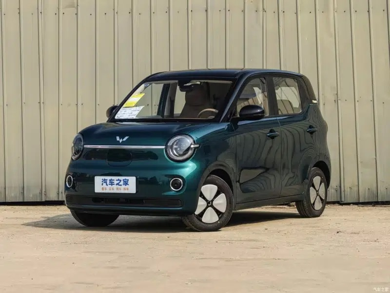 PluginJourneys's tweet image. 🚨 The #MGComet's cousin just got a massive update! ⚡🚗

#Wuling launched the 2026 #HongguangMiniEV in China starting at just ~₹6.15 Lakh!
205km &amp;amp; 301km range options 🔋
DC fast charging (30-80% in 35 mins) ⚡

New column-mounted gear selector for more cabin space #AutoNews