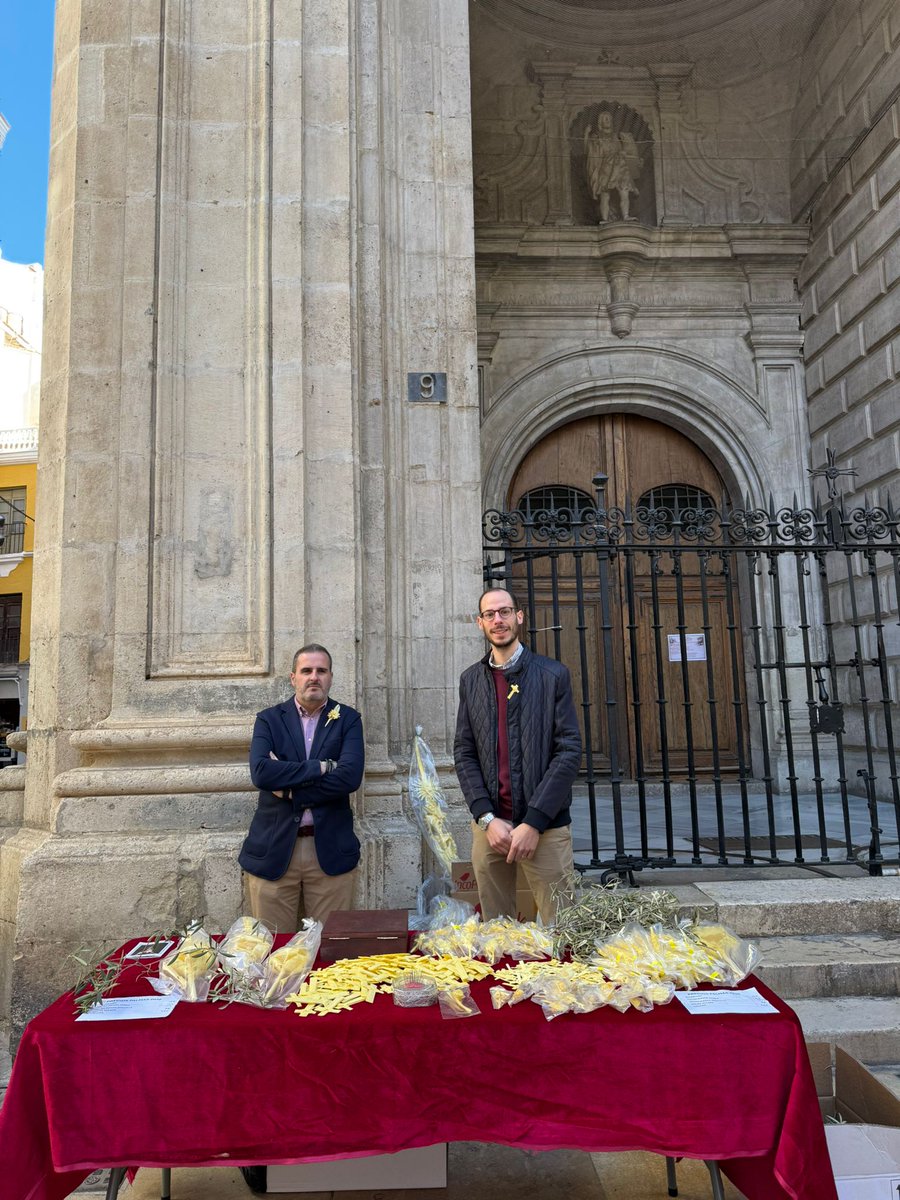 ¡Feliz Domingo de Ramos!

🌴Ya estamos a las puertas de los templos de los Santos Mártires y de San Juan para que adquieras tu palma.

🌿También tenemos olivo
¡Te esperamos!

#CofradíasMLG